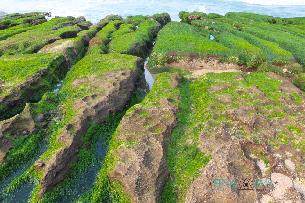 北海岸一日遊景點 老梅石槽 春季限定的綠地毯侵蝕美景 - 黑崎時代